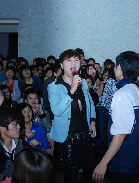 Minh Vương giành trọn cảm tình của hàng nghìn sinh viên Trường ĐH Thương Mại, Hà Nội